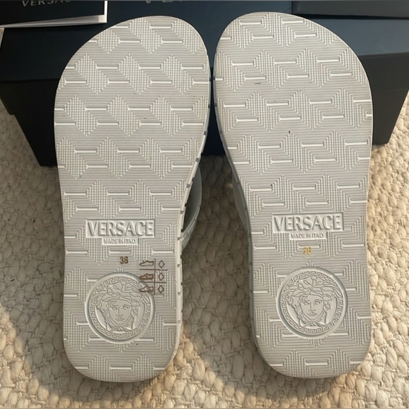 NIB Versace Medusa Head Off White Flip Flops $345 Retail - Picture 4 of 5